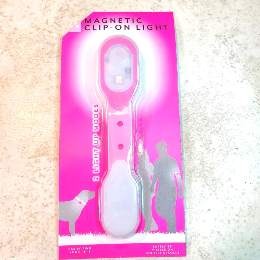 Magnetic Clip-On Light w/ 2 Light Modes & Push Button For Dogs